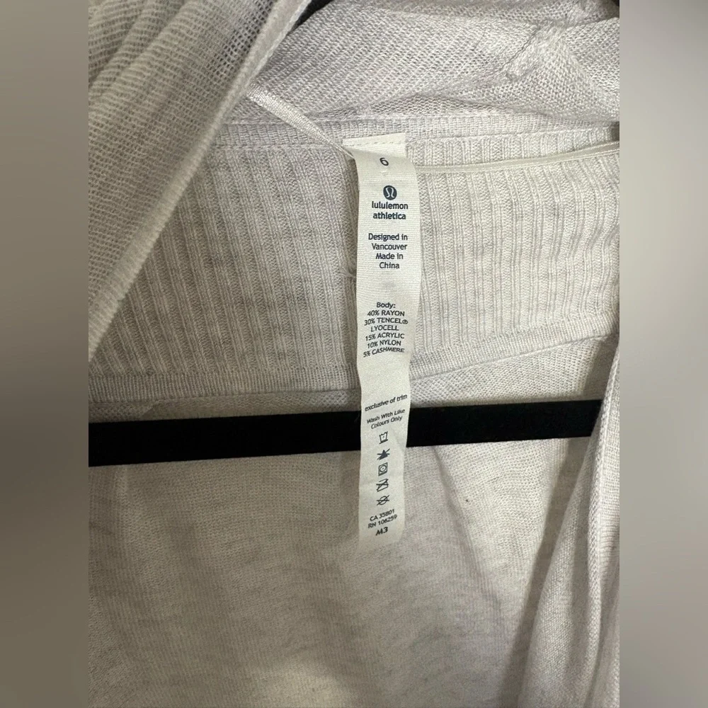 Lululemon Universal Wrap – Size 6 | Light Heather Grey | Cashmere-Blend